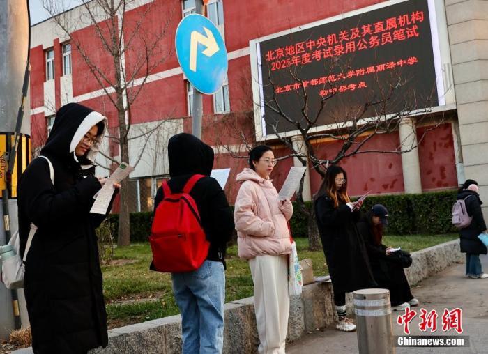 公务员招录年龄放宽 释放了什么信号？