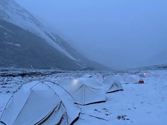10月5日清晨，山上下起大雪。