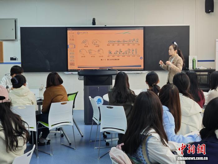 圖為陜西學前師范學院“嬰幼兒發(fā)展與健康管理”專業(yè)學生正在上課。黨田野 攝