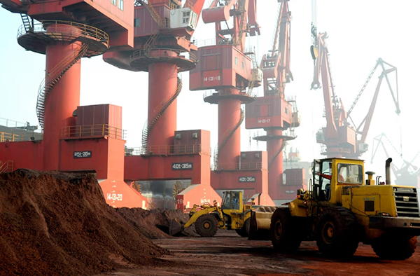 资料图:江苏连云港等待出口的稀土 路透社