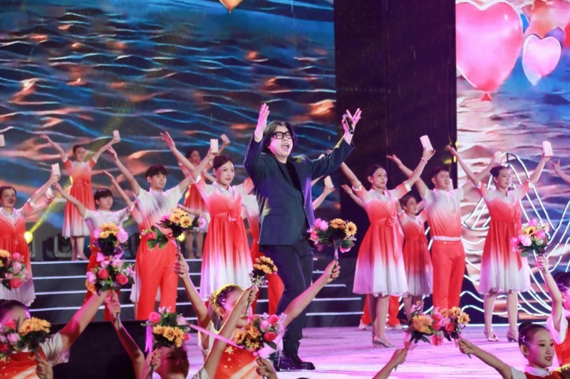 (图15)著名音乐人、歌手郭峰带来经典歌曲《让世界充满爱》,致敬全球华人。