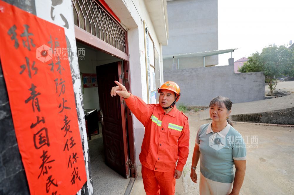 2025年10月15日，江西省吉安市峡江县巴邱镇坳上村，半专业森林扑火队员在向村民讲解森林防火的重要性。