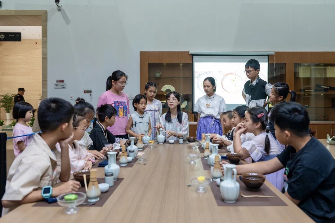 游客体验博物馆举行的“盏中明月——博物馆里的宋代茶事”活动，在茶香中体验宋人雅趣。