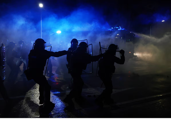 当地时间14日,意大利队对阵以色列队世预赛前,支持巴勒斯坦抗议者与警方发生冲突。图自英媒