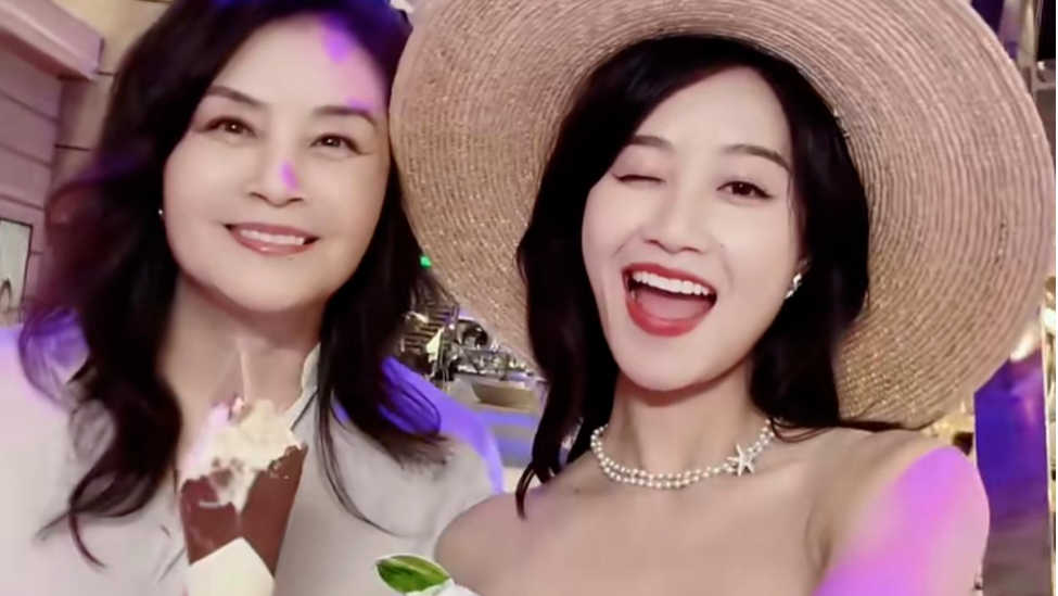 蓝盈莹带母坐豪华邮轮，与妈妈似姐妹，二婚嫁亿万富豪封面图