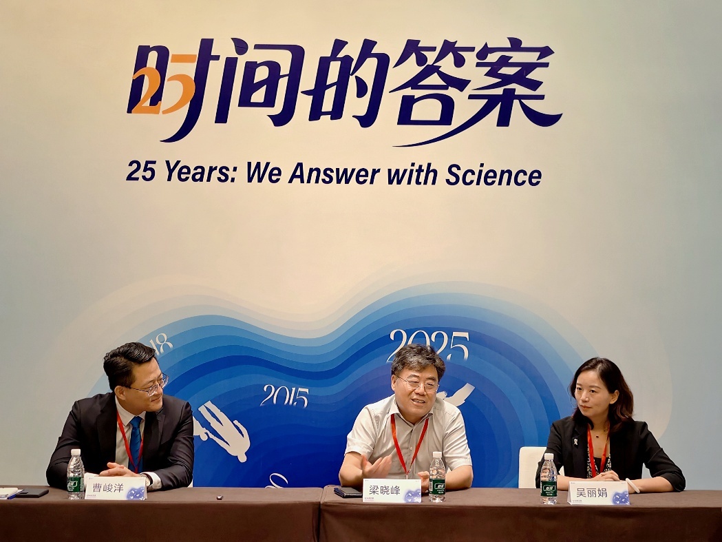 从左向右依次为：曹峻洋、梁晓峰、吴丽娟