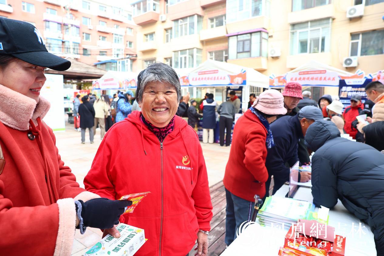 居民喜笑颜开为活动点赞
