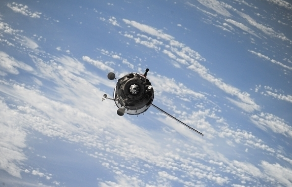 近地轨道的新危机：卫星数量激增76% 严重碰撞概率已达10%