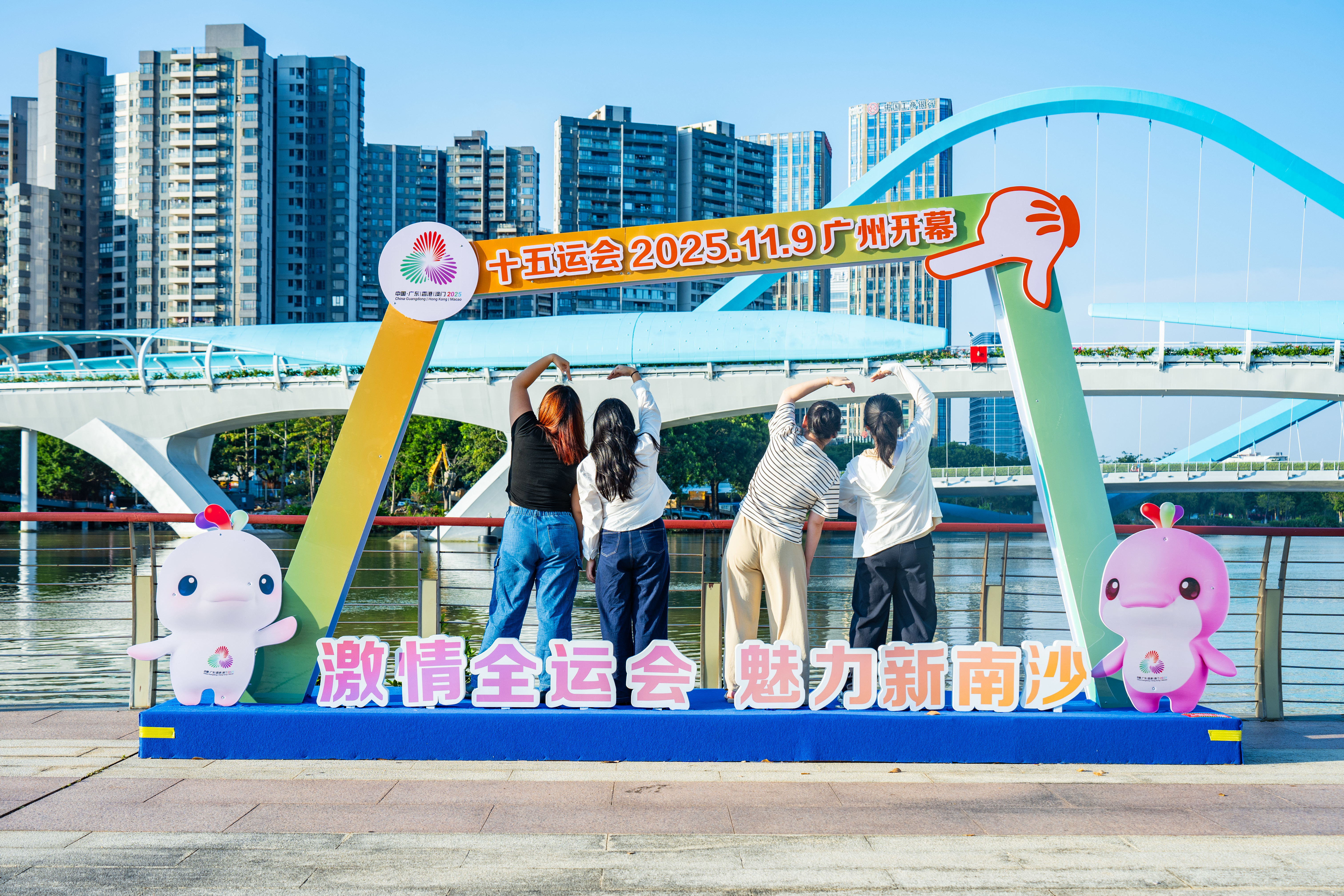 图：广州南沙街道旁全运会主题布置