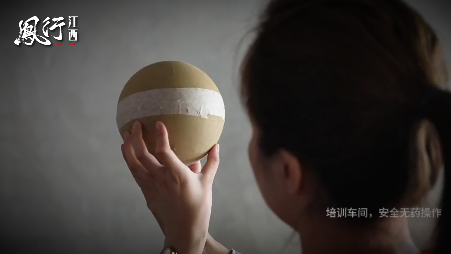 这是一个6寸的球形礼花弹,这样看起来平平无奇,但是,当它被射向高空时,那就是一件艺术品。