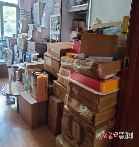 在直播間購買“養生產品”有許多還未拆開。