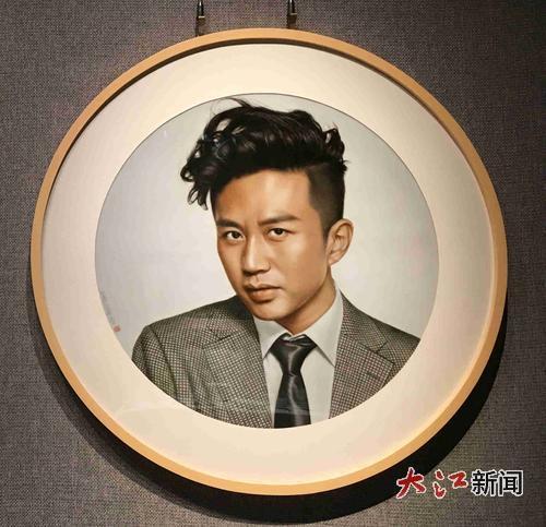 赵建新瓷板画作品《邓超》。