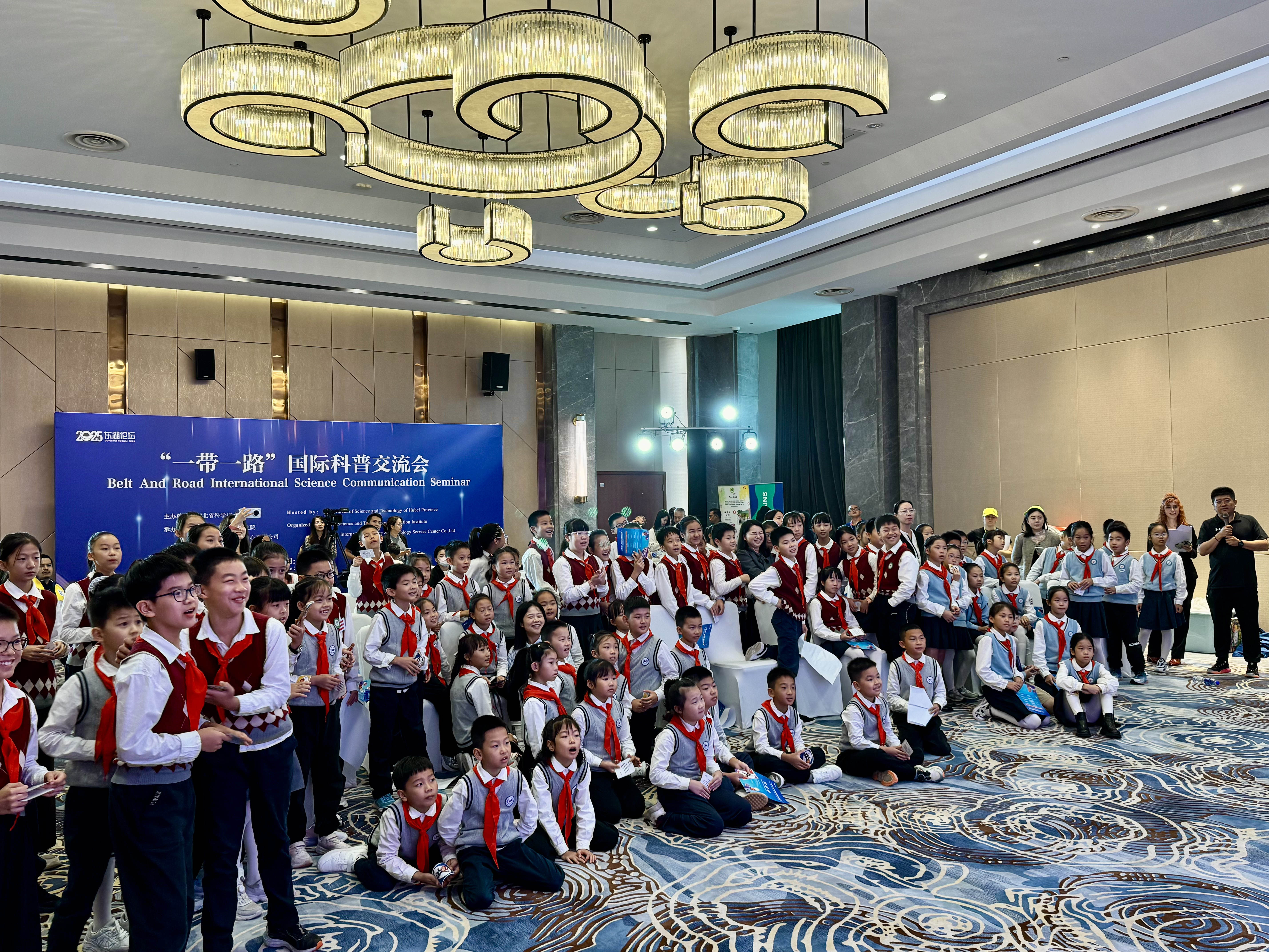 东湖论坛“一带一路”国际科普表演秀 上演“硬核”科普