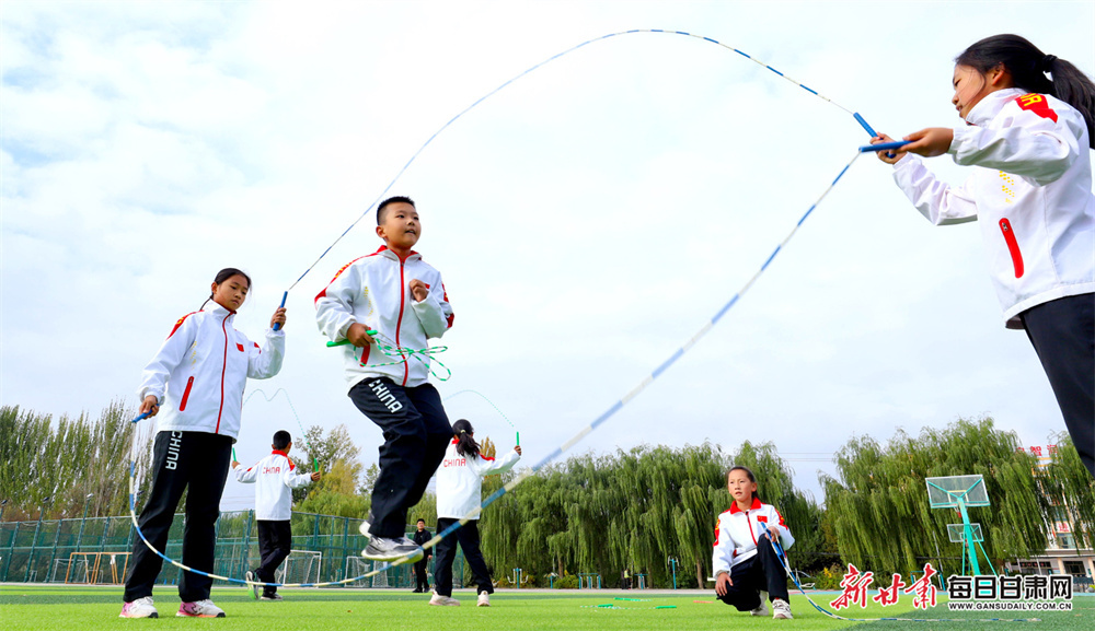 甘肃高台:一根跳绳串起少年成长路