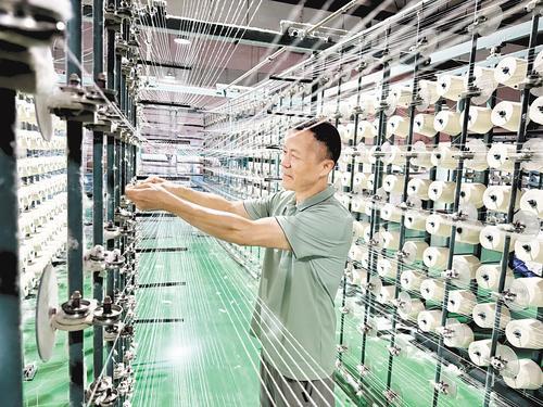 9月16日，河北柏立信家纺股份有限公司生产车间，工人进行纱线整经。本报记者 常方圆摄