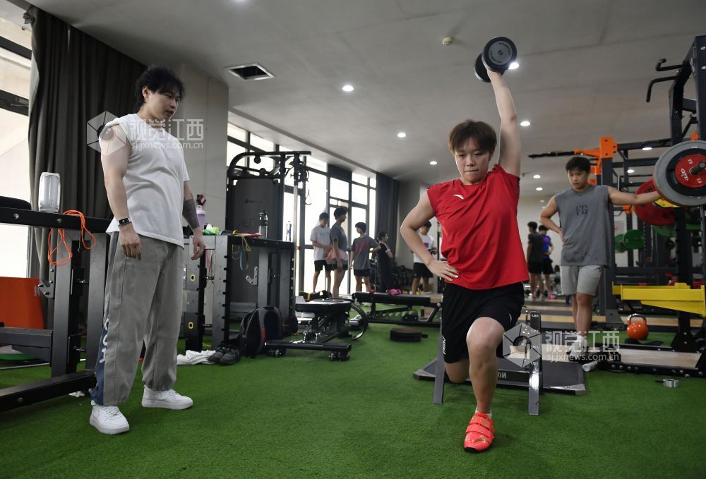万乐天在体能教练的指导下，进行陆上训练。