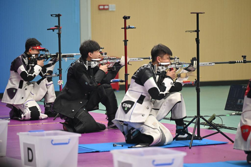 10月17日，陕西队选手刘宇坤（中）在比赛中。新华社记者 丁磊 摄