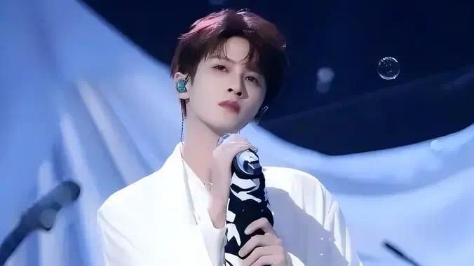 国庆档最意外的，是他封面图