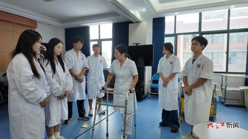 老师在教学生使用助行器。