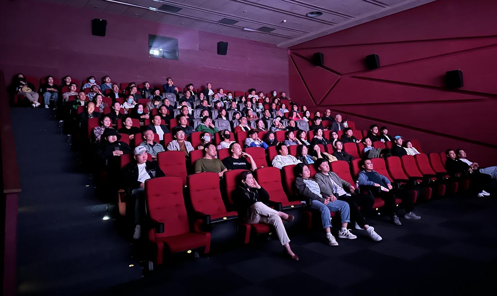 △升级后的影院内，市民正在沉浸式观影。