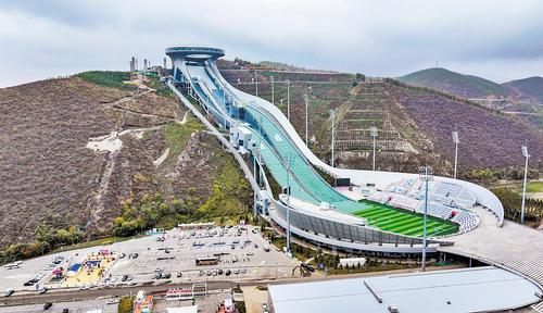 10月5日，无人机航拍位于张家口市崇礼区的国家跳台滑雪中心“雪如意”。 本报记者 耿辉摄