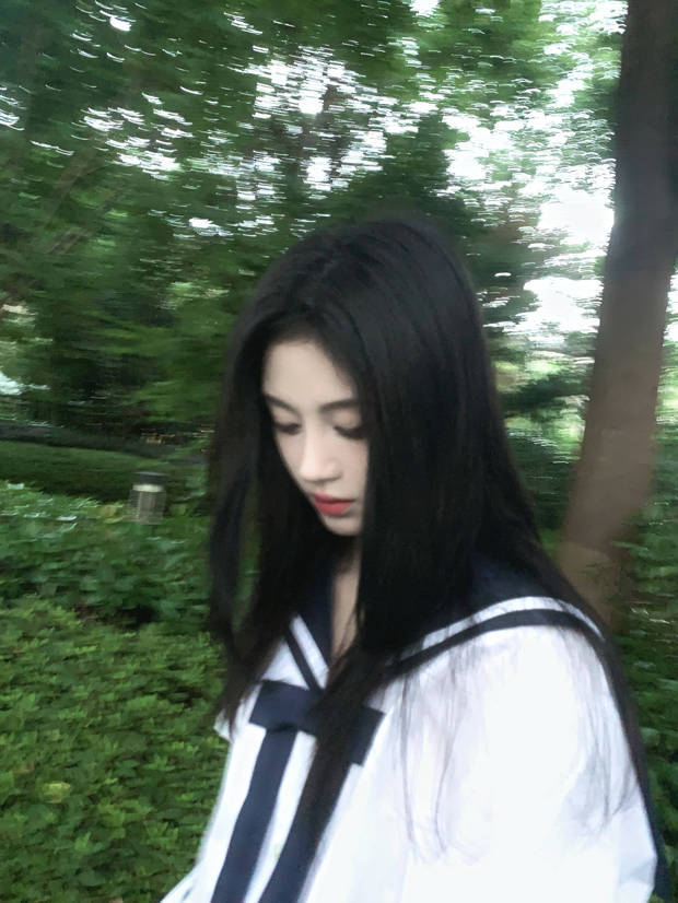 鞠婧祎黑发披肩，格外清纯。