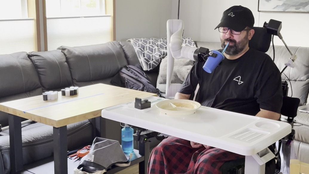 Neuralink展示“脑机接口+机器人”应用