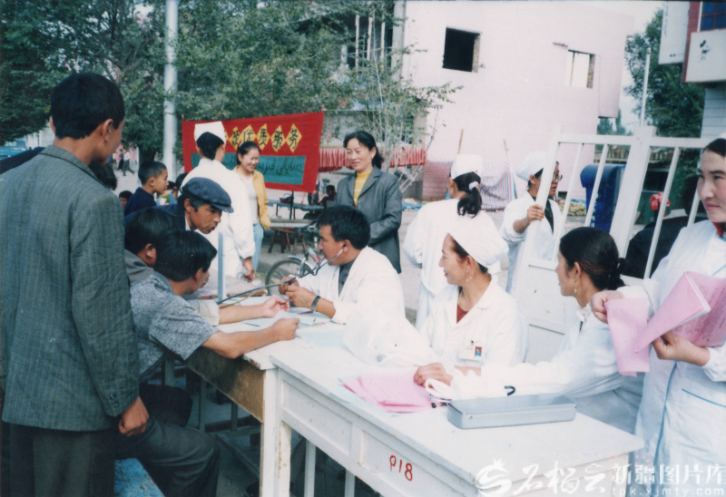 上世纪90年代,新源县阿热勒托别镇中心卫生院在乡镇开展诊疗时的场景。图/新源县总医院阿热勒托别镇分院提供
