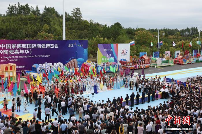 图为本届瓷博会创新举办的首届“1819陶瓷嘉年华”花车巡游活动现场。记者 刘占昆 摄