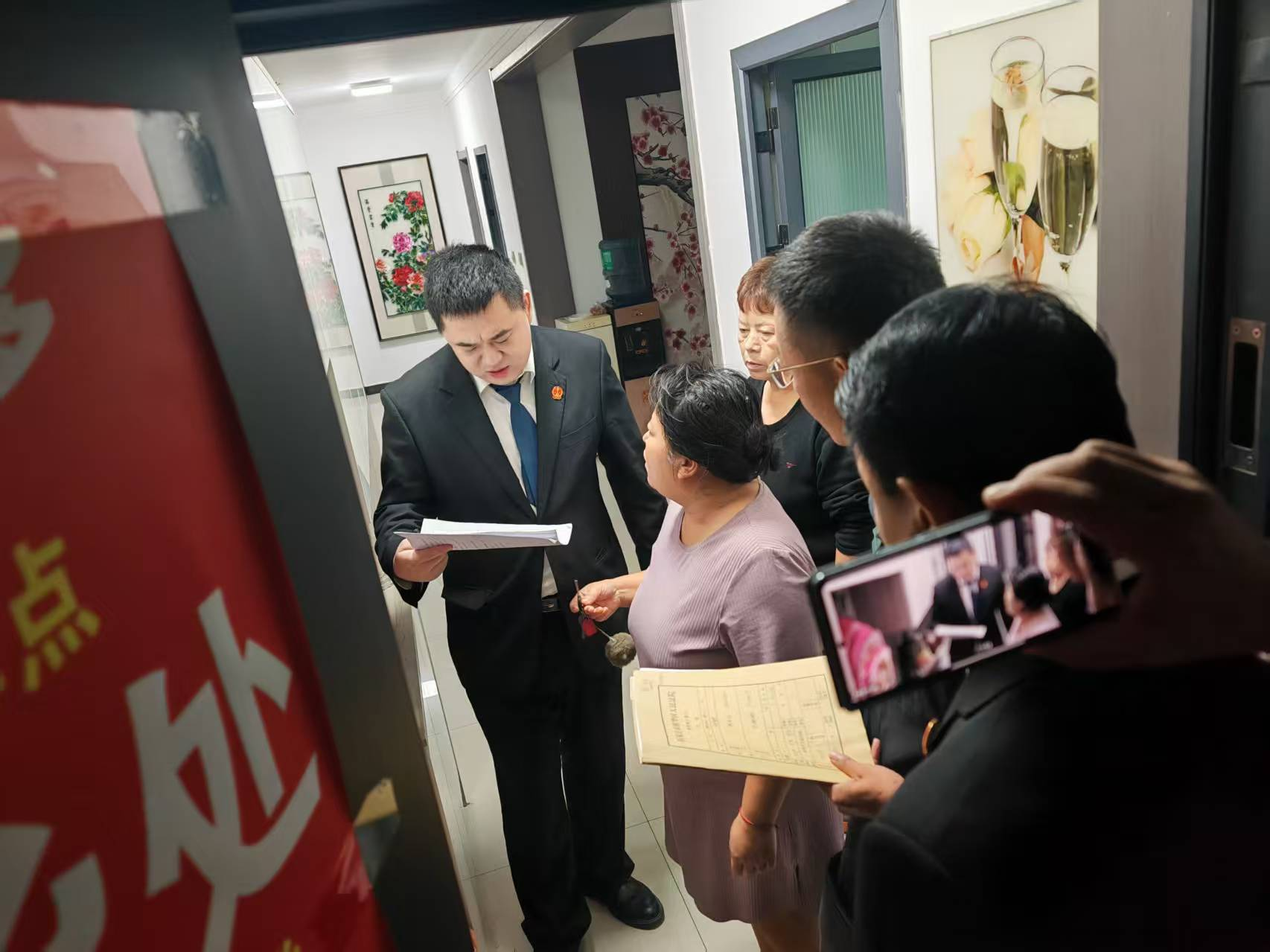 执行干警向被执行人及其家属释法明理