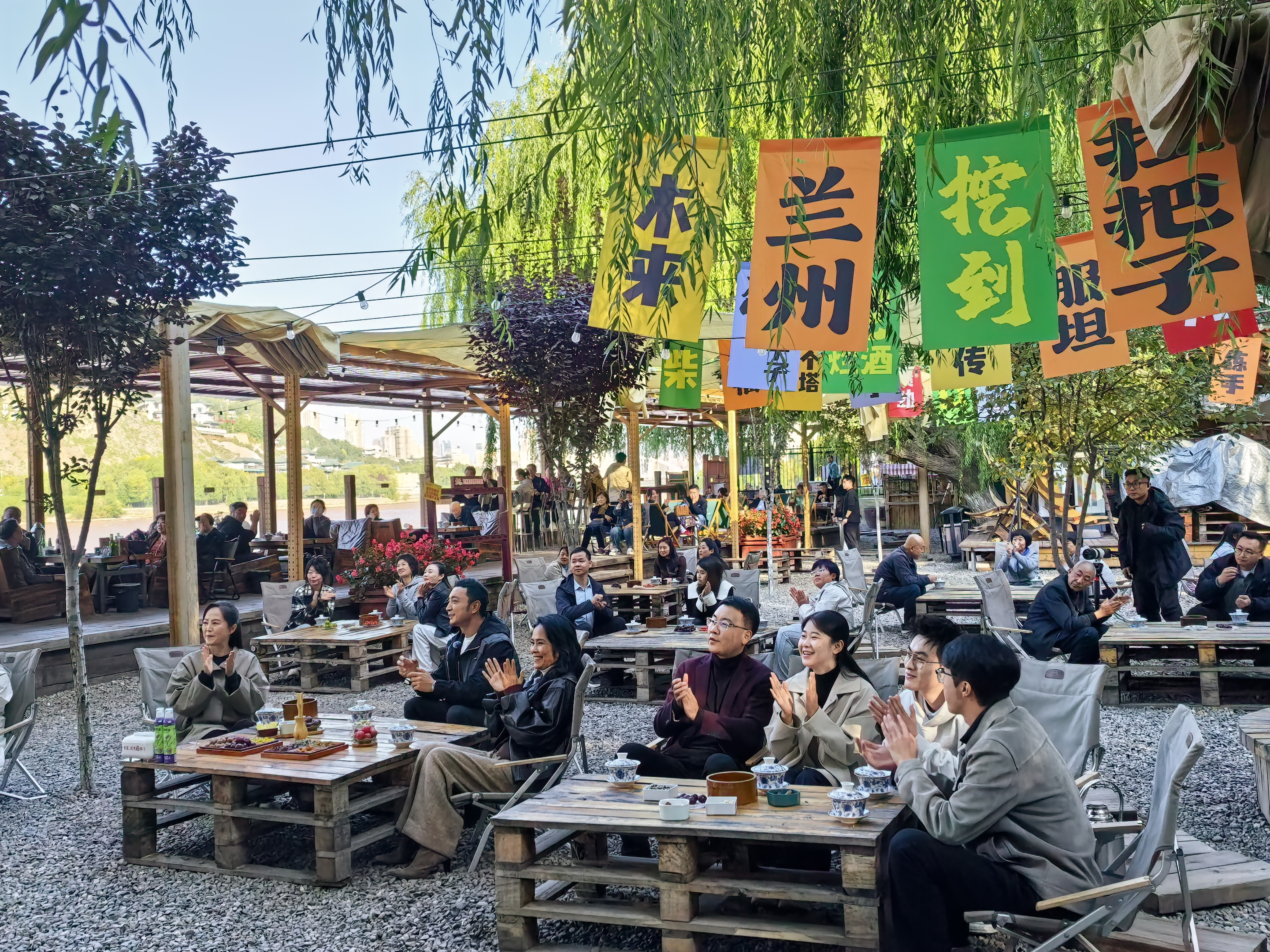 尼格买提与韦唯体验兰州茶摊文化