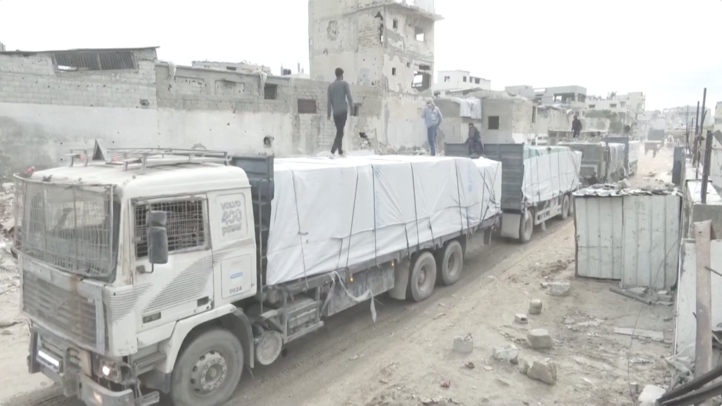 大批人道援助物资卡车陆续进入加沙 以哈为人质交换做准备