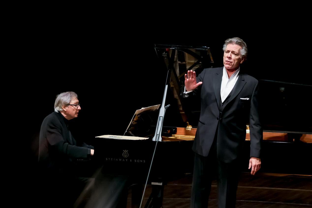 钢琴：沃尔夫拉姆・里格（左），男中音：托马斯・汉普森（右）