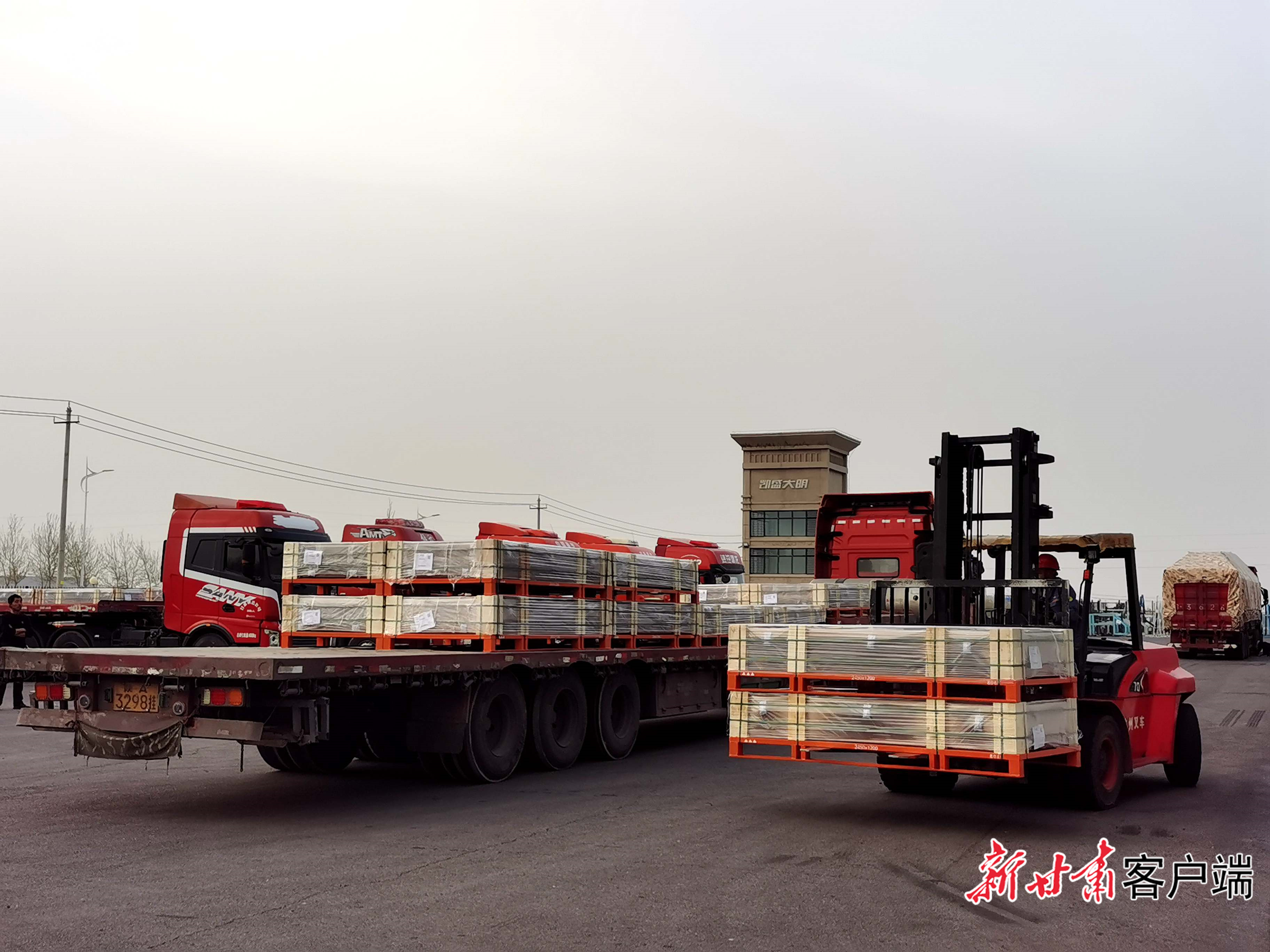 光伏玻璃产品发运现场 新甘肃·甘肃日报记者 王占东