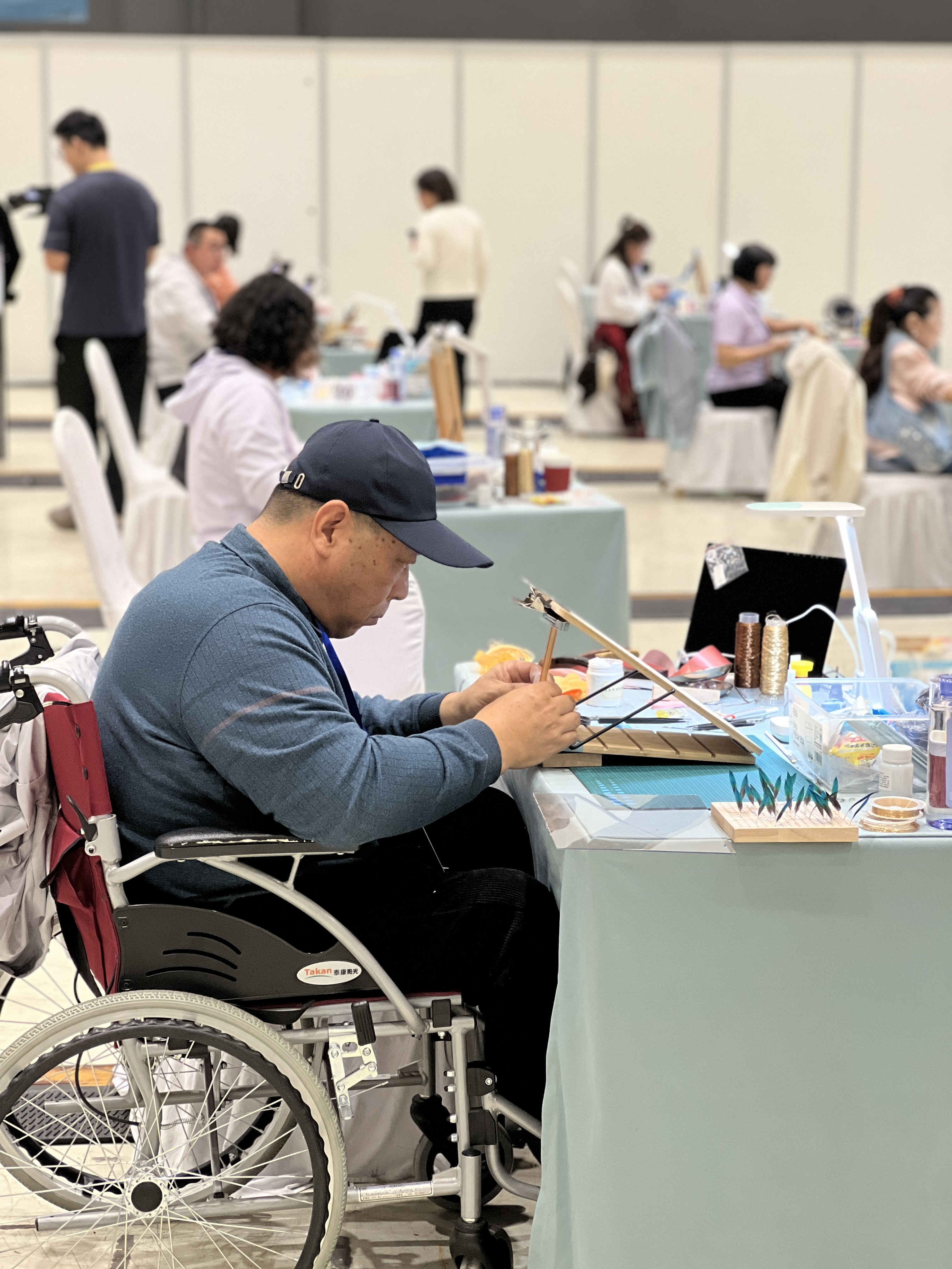 数字孪生里构新图，点翠针尖传古韵：一场残疾人职业技能竞赛的“双轨叙事”