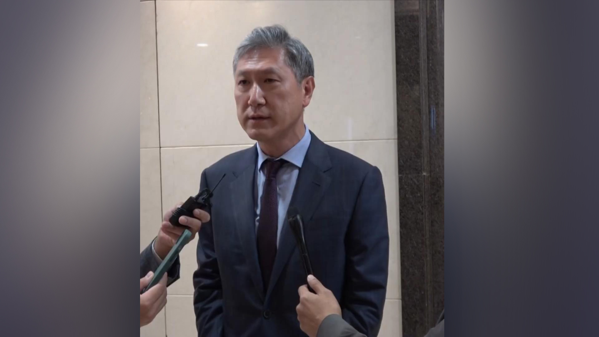 韩国大使卢载宪抵达首都机场，引用“愚公移山”典故表态，将竭尽全力推动韩中睦邻友好