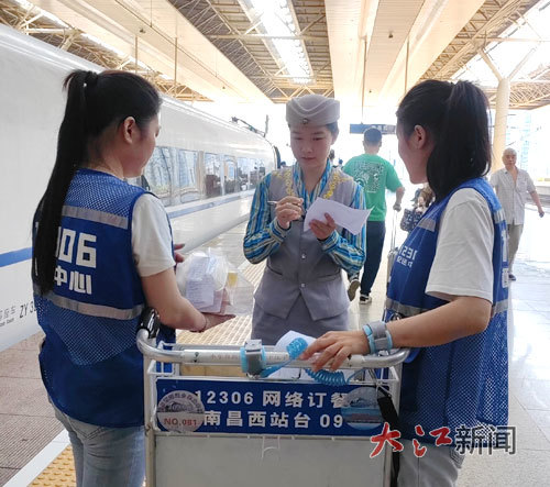 将外卖交接给列车乘务员。