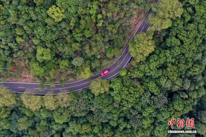 航拍江西庐山登山公路:助力当地旅游经济发展(图)