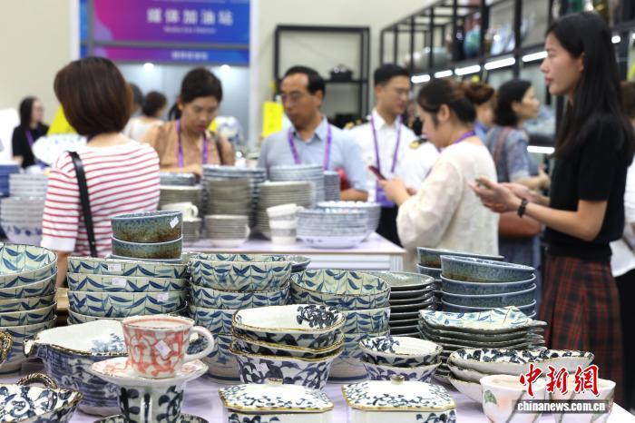 图为民众正在参观展销的日本瓷器。中新社记者 刘占昆 摄