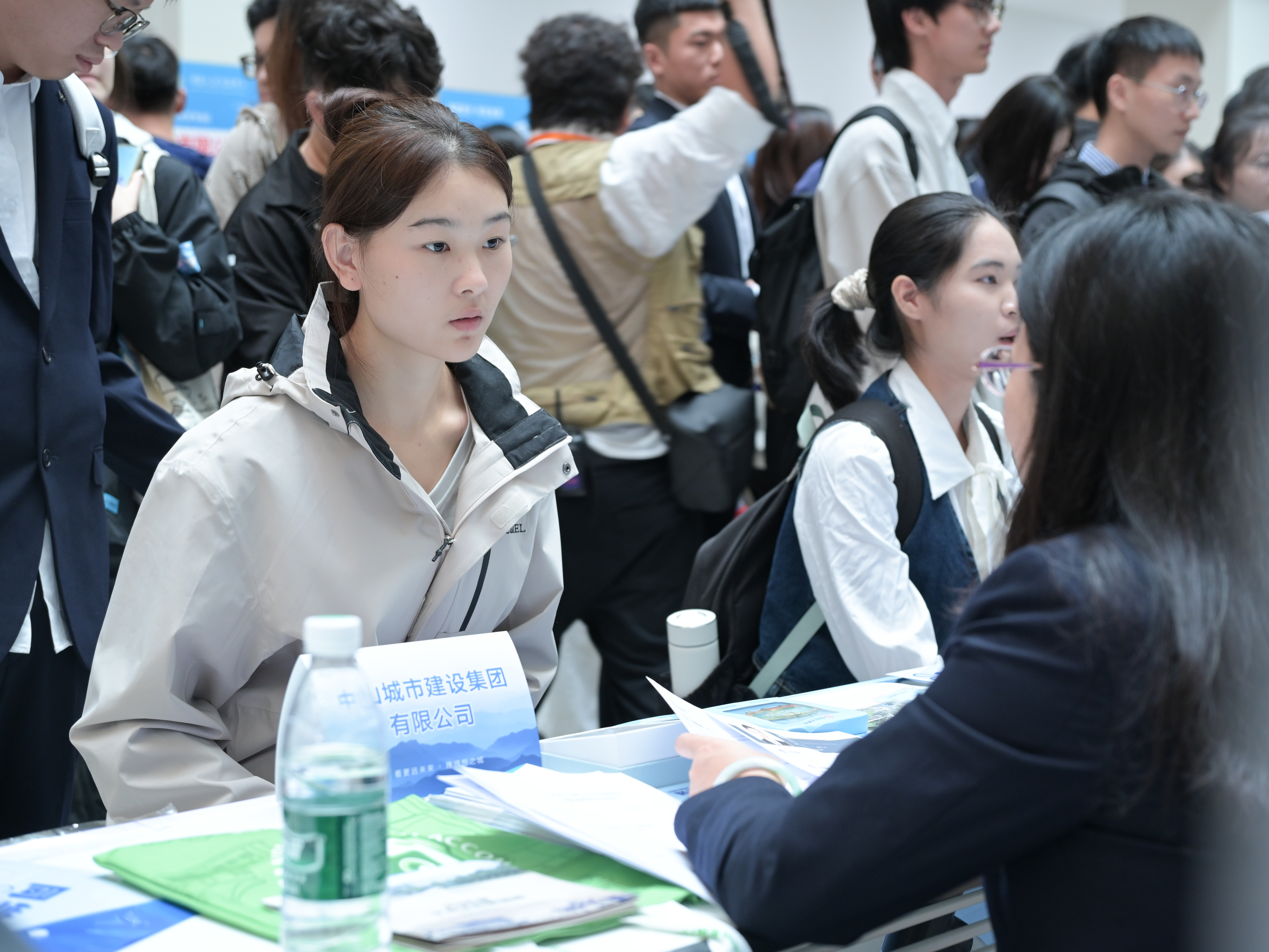 大学生在中山企业展台前面试洽谈。