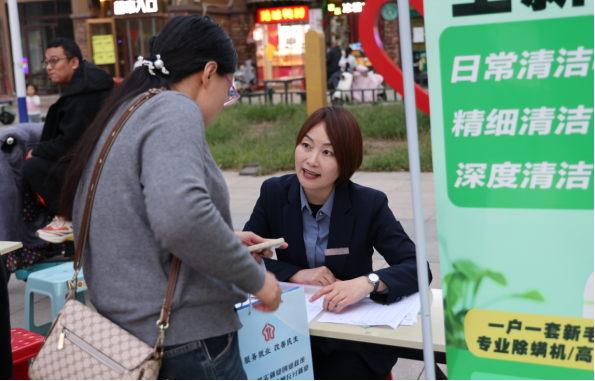 求职者在招聘会上咨询岗位信息。 吴梦莹 摄