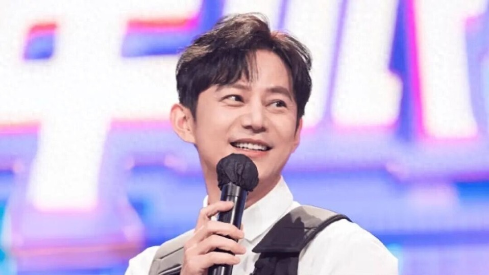 无妻无子，半退休，被称为“主持常青树”的何炅，现在怎样了？封面图