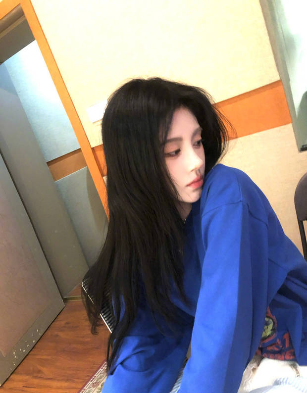 鞠婧祎随拍充满生命力。