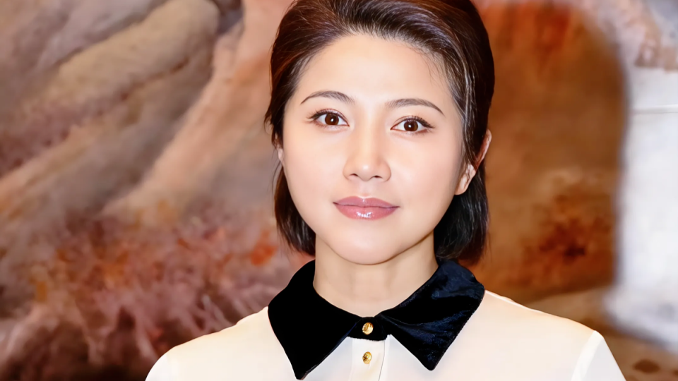 52岁影后颜丙燕官宣恋情，自曝爱上小20岁男友，曾被误认成是母子封面图