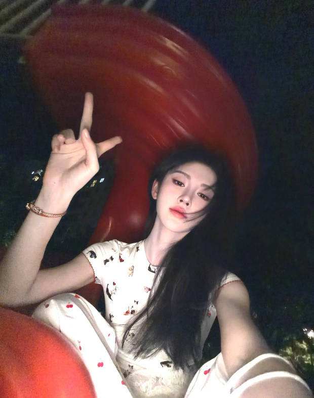 搜狐娱乐讯 10月12日，鞠婧祎在社交平台分享了一组日常随拍，照片里的她黑发披肩，摆出各种各样的姿势，清纯可人。