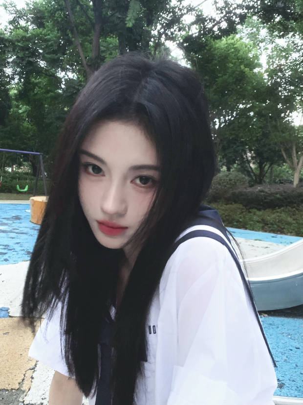 鞠婧祎穿着校服，宛如青春初恋。