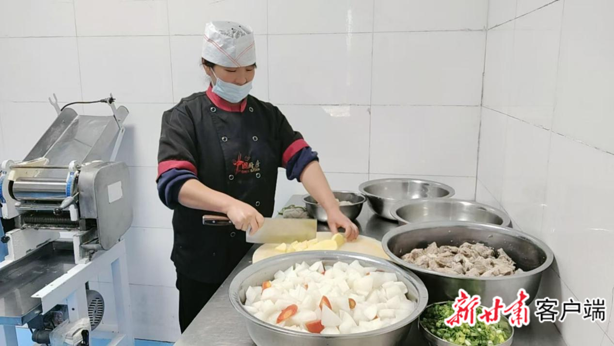 “学生点菜+妈妈掌勺”，学校食堂成为充满温度的港湾。