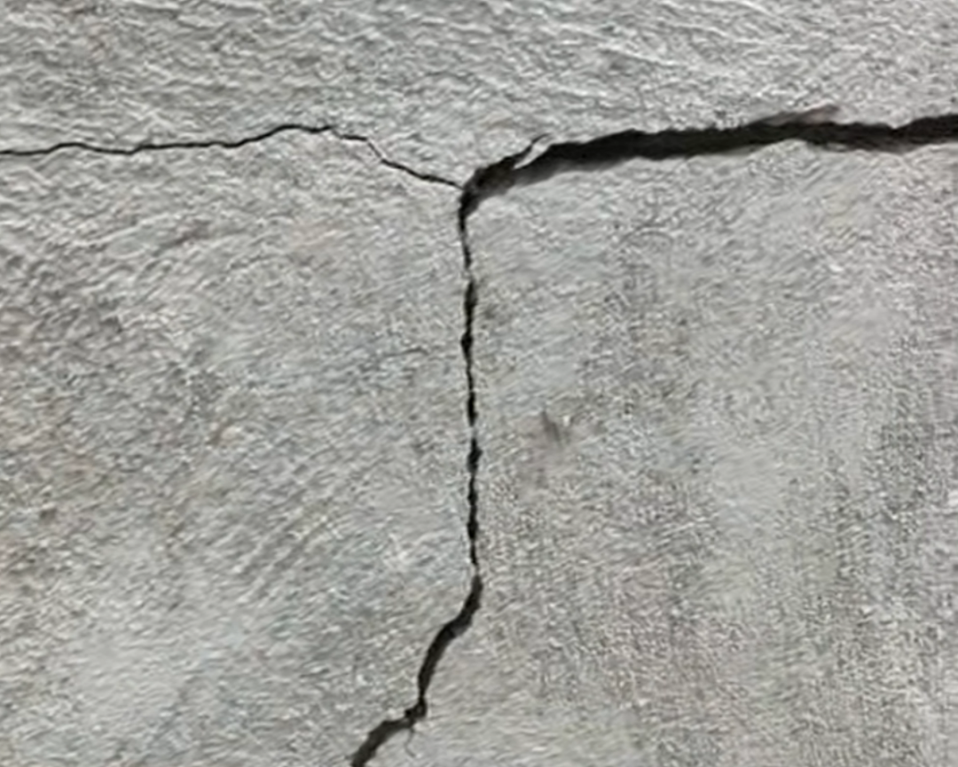 六安业主私挖300平地下室致32户开裂 住建局：已成立工作组