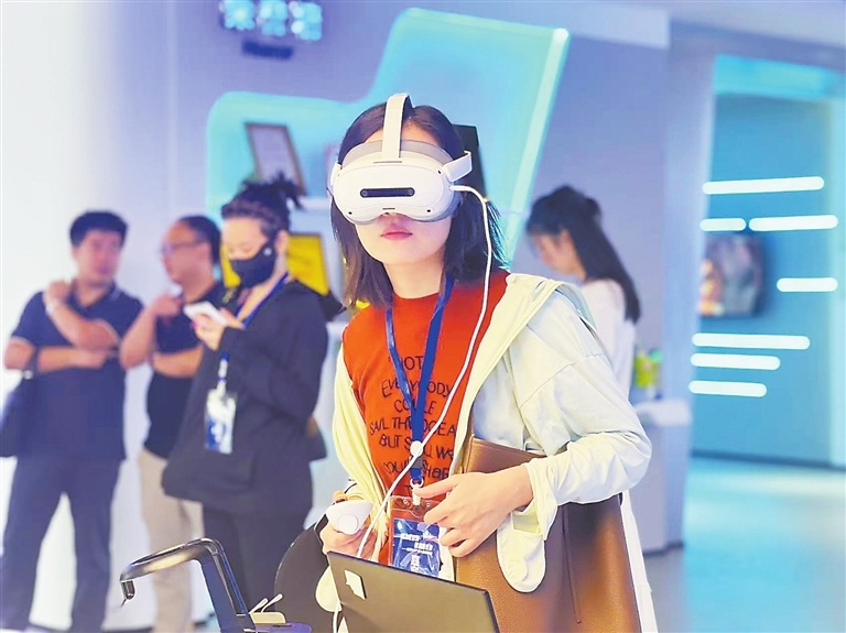 10月16日，在位于红谷滩区的国家虚拟现实创新中心内，用户在体验最新的VR产品。