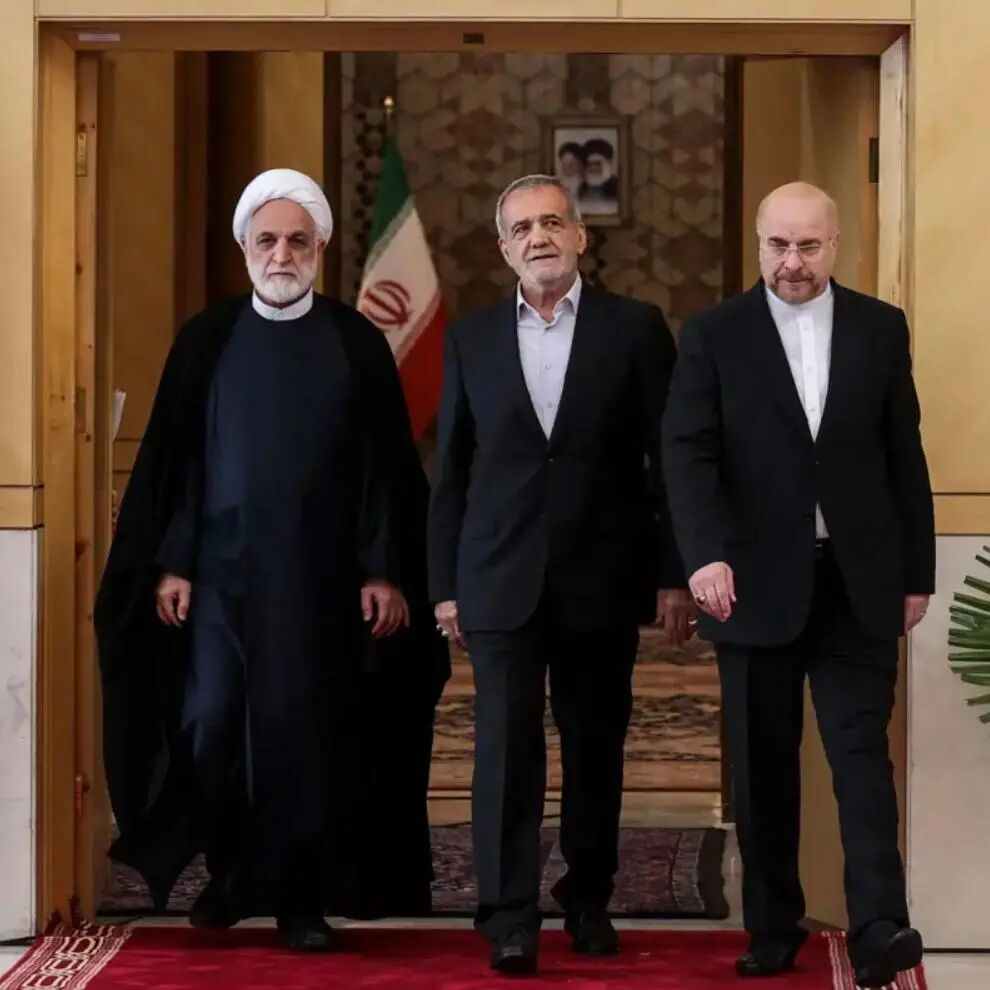 伊朗国防委员会成员包括行政、立法、司法三权领导者,总统佩泽希齐扬(中),司法总监古拉姆侯赛因·埃杰伊(左),议会议长卡利巴夫(右)。(图源:BBC)